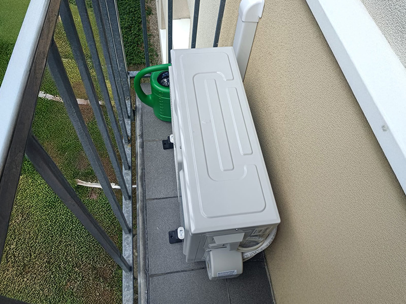 Zamontowana jednostka klimatyzatora na balkonie w Łomży